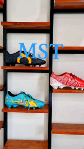 Sepatu Bola Ortus Catalyst Terbaru Terlaris dengan Desain Warna Biru Muda dan Aksen Kuning dan Merah Tersedia dengan Sarung Kaki Putih.
