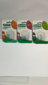 หัวเปลี่ยนแปรงซอกฟัน ยี่ห้อ GUM รายละเอียดคุณลักษณะเฉพาะ ล่แปรงซอกฟัน ไว้ใช้กับด้ามจับขนาดตรงกันได้ สำหรับคนที่มีซี่ฟันห่าง และ สำหรับคนไข้ ะไหล่แปรงซอกฟันมี 3 ขนาด 0.9. 1.1. 1.4. เป็นทรงกระบอก และทรงต้ คลือบด้วยสารฆ่าเชื่อแบคทีเรีย คลอเฮกซิดีน เพื่อป้อง