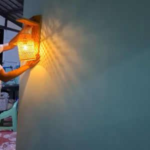 โคมไฟสานทรงชะลอมหมวก พร้อมไม้แขวนตามภาพค่ะ คัดสรรงานฝีมือสวย ละเอียด ปราณีต มาพร้อมขั้วไฟ เคลือบเงาสวยงาม ใช้ประดับตกแต่ง อาคาร ร้านอาหาร บ้าน โรงแรม โฮมสเตย์ รีสอร์ต และสถานที่ต่างๆ เป็นต้น