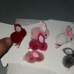 Một chiếc kẹp tóc bằng kim loại thỏ nhồi bông nhiều màu cho bé