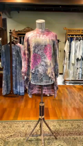 Faika Tunik Rayon by Dian Pelangi LIMITED EDITION Blouse Baju Atasan Kemeja Blus Casual Formal Kerja Kantor Pesta Pernikahan Kondangan Lebaran Wanita Hijaber Cantik Anggun Modis Modern Simple Elegan Mewah Model Korea Terbaru Motif Batik Jumputan Kekinian