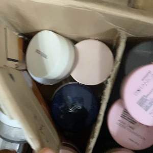 Bedak Tabur Berkualitas Tinggi: Macam-Macam Merk & Cara Penggunaan