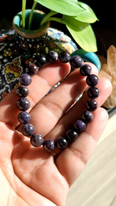 💜 สร้อยหิน ซูกิไลต์ โทนม่วงเทาปนน้ำตาลแดง ยังคงลวดลายของเนื้อหิน Sugilite อย่างชัดเจน