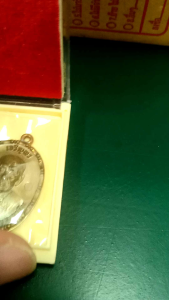 เหรียญหลวงพ่อพัฒน์ สมโภช 100ปี วาระ2 เนื้อชนวน เลขโค้ด 1202 การบิดแลสำหรับการเก็บได้ เชื่อมนวง รูปแบบห่วง เนื้อบนๆ เริ่มต้น