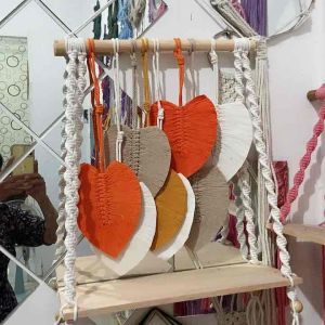 Rak gantung dinding variasi daun macrame