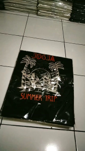 KAOS SABLON MEREK KOTA JOGJA T-SHIRT TERLARIS DI MALIOBORO YOGYAKARTA KAOS HITAM PUTIH