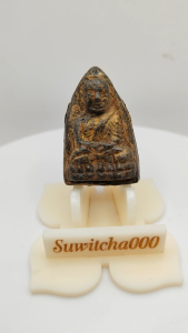 C001 หลวงปู่ทวด วัดพะโค๊ะ เนื้อว่าน ลงรักปิดทอง ด้านหลัง วจ2508 ขนาด 2.5x3.5 cm