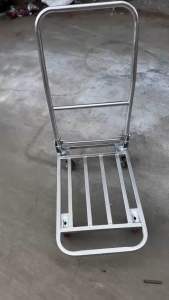 Xe đẩy hàng màu trắng khung 40x60 có 4 bánh mận 7cm