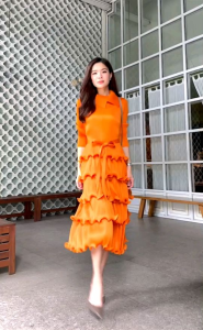 เดรสตัวยาวอัดพลีททรงสวยงาม อลังกาล ด้วยแพทเทิร์นแขนยาว 😍 คอปกเฉียง เกร๋กรุบ 👏🏻👏🏻 แต่งระบายรอบตัวถึง 5 เลเยอร์  เพิ่มลูกเล่นด้วย สายผูกเอว ดีเทลแน่นๆๆๆ ไฮโซวววว 💫💫💫💫💫 เทียบงานแบรนด์ เริ่ดๆได้เลย  ผ้าเนื้อนุ่ม ใส่สบาย  งานสวยมว้ากกกกก 😉 ตระการตา