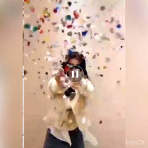 ชุดปืนยิงพลูปาร์ตี้วันเกิด หรือ Countdown ปีนี้ต้องจัดแล้ว พลูกระดาษไม่อันตราย เพียงแค่กดปุ่ม เด็กๆเล่นได้ ไม่ต้องเป่า พอบีบสายรูงจะออกมา (คลาสี) ขนาด 17 x 14 ครั้ง