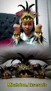 Satu set Mahkota dan Gelang Bulu Adat Dayak Dan Papua