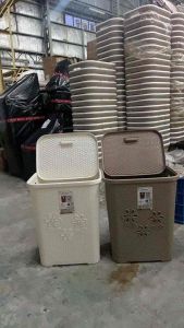 Uniglobal Large Rattan Waved Laundry Basket With Wheels Cloth Organizer Heavy Duty Cane With Cover