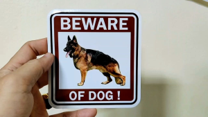 สติ๊กเกอร์ระวังหมาดุ ระวังหมากัด ระวังสุนัขดุ ป้ายเตือน สติ๊กเกอร์ คำเตือน เนื้อ PVC กันน้ำได้ ไม่หลุดลอก ทนแดด ทนฝน อายุการใช้งาน2ปี+ ติดได้ทุกพื้นผิวที่มีความเรียบเนียน เมื่อติดตั้งสำเร็จแล้วสามารถเช็ดล้างทำความสะอาดได้