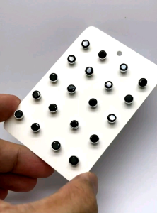 - ต่างหู เงินแท้ 92.5% งานส่งออก ฝัง นิลแท้ จำนวน 2 เม็ด ฝังแบบหุ้มไม่มีหนามเตยเกี่ยวเสื้อผ้า ใส่ไม่ดำ ช่วยขจัด พลังงานลบ