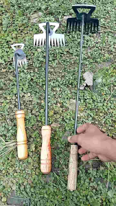 Cangkul rumput / cangkul pencabut rumput