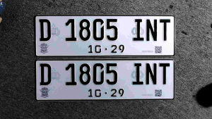 Plat Nomor Mobil Reflektif Barcode QR Font Terbaru Warna Putih Sepasang