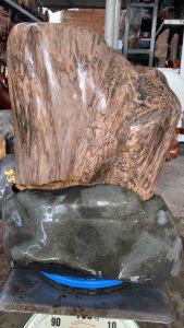 Gỗ Hoá Thạch.(HT1 KL: 57kg C: 47cm R: 34cmD:20cm) đôn đế bằng đá xanh tự nhiên ....(GHT06)..