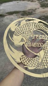 สแตนเลส หนา 1.2mm ฉลูลาย ร่ำรวยเงิน ทอง ลายปลามงคล ลายติดเหล็กดัด ตกแต่งบ้าน ติดประตู ติดรั้ว ติดผนัง ลายฉลูมลคล ลายฉลูปลา ทำจากสแตนเลส 304 กันแดด กันสนิม สีทอง สีไม่ลอก