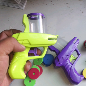 Một cây súng bằng nhựa bắn dĩa xốp rất đẹp dài 10cm và cao 14cm