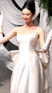 Váy cưới đi bàn cúp thân liền