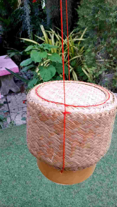 กระติบใส่ข้าวเหนียว ขนาด 7.5 -8 นิ้ว ขนาดความกว้างวัดจากด้านบนของฝาปิด หมายเหตุ**สิ้นค้าที่ได้แจ้งขนาดไปนั้น อาจมีคลาดเคลื่อนกันไปบ้างเนื่องจากเป็นงานฝีมือ ประโ่ยชน์ ของกระติบข้าวที่ทำจากวัสดุจากต้นคล้านั้น ช่วยเก็บความร้อนไว้ได้นาน ข้าวไม่แฉะ