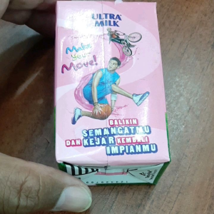 Ultra Milk Susu UHT Rasa Strawberi