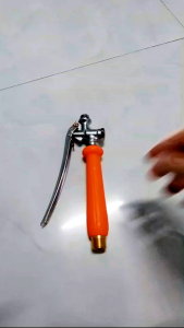 (1 bộ) Tay cầm bình xịt thuốc màu cam + khoá bóp inox