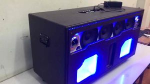 ตู้ลําโพงบลูทูธ 8 นิ้วแบนพาสมีแบตเตอรี่ชุดไมโครโฟนให้พร้อมตอสียงกาง4ดอก6.5นิ้ว ตู้ไหญ่ได้ข งถุกอย่างตามรูปเลยรับปะกันเสียงกางหนีกแน่นเบสออกรอยเสียงไมโครโฟนดังชัดๆแถมชุดไมไห้