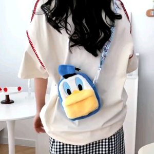 Túi đeo chéo hình gấu dâu hồng bằng lông nhung nhiều ngăn dễ thương