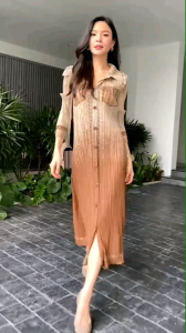 เดรสตัวยาวคลุมเข่า ทรงแขน 3 ส่วน แพทเทิร์นอัดพลีทเข้าเคิร์ฟ  ทรงสวย Premium 👍🏻 พิมพ์ลายยีนส์ ทั้งตัว ดีเทลแน่นๆ ด้วยลายตะเข็บ เริ่ดๆๆ ดูดี ทุกมิติ เนื้อผ้าพลีทเนื้อนิ่ม นุ่ม  ใส่สบาย