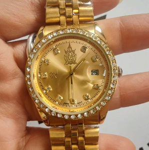 นาฬิกาวินเทจ ที่ระลึก ตราสัญลักษณ์ ภปร เก่าเก็บ ไม่ผ่านการใช้งาน ระบบควอตซ์ ขนาด036มิล.ไม่รวมมะยม ทรงR o l ex ขอบเพชรวิ้งๆ สวยคลาสสิค ใส่ได้ทั้งชายหญิง