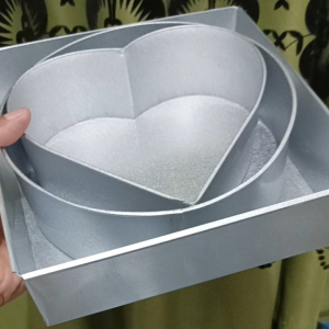 LOYANG (BLK) LOYANG BULAT LOVE KOTAK DALAM SATU SET /CETAKAN KUE SET3 Bahan galvanis/galvalum murah dan berkualitas Tinggi UKURAN masing -masing loyang bulat 20x20 cm loyang love 18x18 cm loyang kotak 22x22 cm