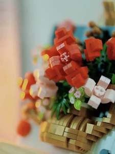 Hoa lắp ghép lego dạng bức tranh tặng kệ gỗ trang trí