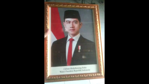 hiasan dinding wakil presiden RI bahan figura uk 25 X35