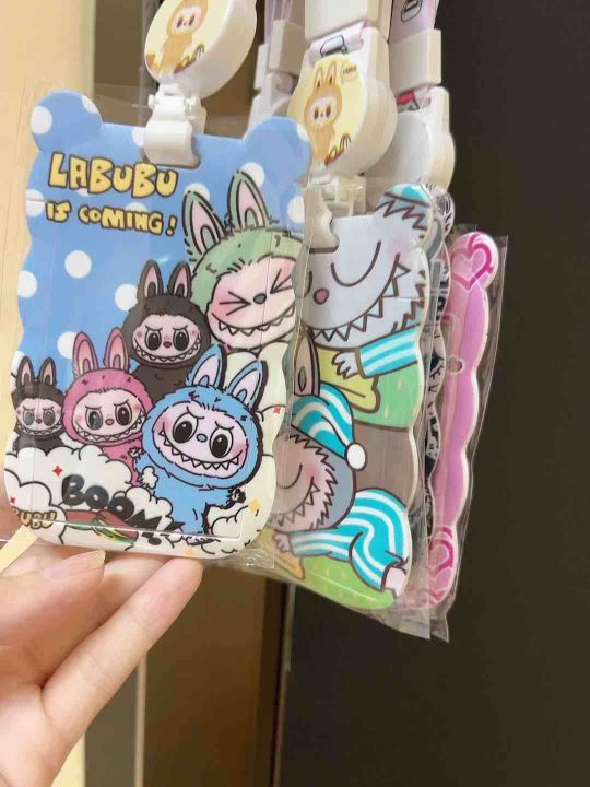 พร้อมส่ง 🇹🇭LABUBUหมีเวอร์ชั่นใหม่ค่ะ ที่ใส่บัตร พร้อมสายคล้องคอ ป้าย ...