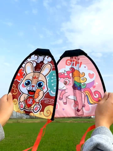 🔥Sale Buy 1 FREE 1🔥 Kids Children Kite Catapult Elastic Thumb Ejection Kite Cute Cartoon Mini Slingshot Stringless Beach Kite Waterproof Outdoor Indoor Sports Toys 儿童风筝室内室外可飞