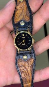 Đồng hồ nữ hiệu CURRENT QUARTZ size 24mm mặt đen cọc số vàng khung vàng sang trọngdây da độc lạ phong cách và cá tính hàng trưng bày nên dây đeo hơi cứng