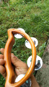 Alat musik tradisional tamborin sabit bahan kayu