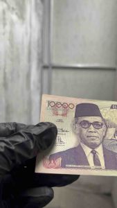 Uang Kertas 10000 Rupiah 1992 UNC Koleksi Kuno