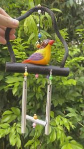 นกเซรามิกเกาะกรงไม้พร้อมโมบายสองแท่ง(พร้อมส่ง)คละสี