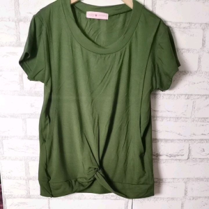 เสื้อให้นมรุ่นบิดเอว ให้นมแบบแหวกข้างซ้ายขวา ปั้มนมคู่ได้เนื้อผ้าเรยอนนิ่มยืดเยอะ ใส่สบายมีแขนสั้นกับแขนกุด