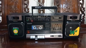 Máy cassette Sony CFS-1000S còn mới tinh sơn xi bóng lưỡng.