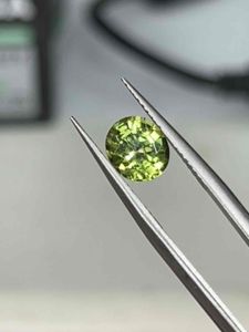 140P7- ĐÁ PERIDOT XANH LÁ THIÊN NHIÊN ( Không xử lý) ( thông số trong ảnh chụp) 1.4 Carat