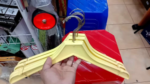 hanger plastik motif kayu(lusinan)