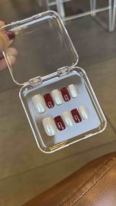 เล็บเจลแท้ เล็บปลอมสีเจล เล็บแฮนด์เมดสีแดงสลับขัดผง เล็บทรงยาวกลาง