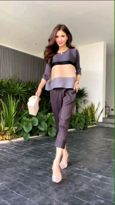 { "ชู่ชีวิต: ชู่ชีวิตเซตผ้าอัดพลีทเนื้อดี 4 สี สวยฉ่ำ คอ Y แขน 4 ส่วน สวย เสื้อแพตเทิร์น คอ Y ดูแพงตัวแม่ กางเกงเอวสมอค อัดพลีส ทรงขากระบอก สวย หรู ดูดี สูงเพรียว