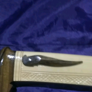 pisau@ukiran bersarung kayu