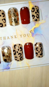 เล็บปลอมเจลแท้โทนแดงสลับน้ำตาล เล็บเจลไซต์m ยาวกลาง *รับไซต์อื่นแจ้งที่ช่องแชท