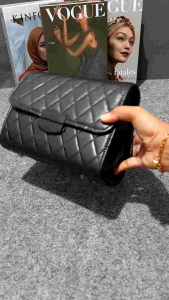 Siap kirim tas selempang NAFISAH tas wanita fashion rantai korean style\\n\\n Apa Itu Tas Wanita Fashion Rantai Korean Style?\\n\\nTas wanita fashion rantai Korean style adalah tas selempang wanita yang dirancang dengan gaya Korea. Tas ini menawarkan kombinasi antara desain elegan dan modern, serta detail rantai yang memberikan kesan mewah dan trendy. Tas ini sangat cocok untuk dipakai dalam berbagai acara, baik formal maupun kasual.\\n\\n Mengapa Tas Wanita Fashion Rantai Korean Style Populer?\\n\\nTas wanita fashion rantai Korean style populer karena memiliki berbagai keunggulan. Pertama, tas ini memiliki desain yang menarik dan modern, sehingga membuat pemakainya terlihat lebih menarik. Kedua, tas ini memiliki detail rantai yang memberikan kesan mewah dan trendy. Ketiga, tas ini memiliki kualitas yang baik dan tahan lama, sehingga pemakainya dapat menggunakan tas ini dalam jangka waktu yang lama.\\n\\n Keunggulan Tas Wanita Fashion Rantai Korean Style\\n\\nBeberapa keunggulan dari tas wanita fashion rantai Korean style antara lain:\\n\\n* Desain yang menarik dan modern\\n* Detail rantai yang memberikan kesan mewah dan trendy\\n* Kualitas yang baik dan tahan lama\\n* Cocok untuk dipakai dalam berbagai acara, baik formal maupun kasual\\n\\n Bagaimana Memilih Tas Wanita Fashion Rantai Korean Style yang Tepat?\\n\\nUntuk memilih tas wanita fashion rantai Korean style yang tepat, ada beberapa hal yang perlu diperhatikan:\\n\\n Cara Memilih Tas Wanita Fashion Rantai Korean Style Berdasarkan Ukuran dan Bentuk\\n\\nPertama, pastikan ukuran dan bentuk tas sesuai dengan kebutuhan Anda. Tas yang terlalu besar atau terlalu kecil mungkin tidak nyaman untuk digunakan. Anda juga perlu mempertimbangkan bentuk tas, apakah Anda lebih suka tas selempang yang ramping atau tas selempang yang lebih besar dan berisi.\\n\\n Tips Memilih Tas Wanita Fashion Rantai Korean Style Sesuai dengan Kebutuhan\\n\\nKedua, pertimbangkan kebutuhan Anda. Jika Anda sering bepergian, Anda mungkin memerlukan tas selempang yang lebih besar dan berisi. Jika Anda lebih suka gaya kasual, Anda mungkin memerlukan tas selempang yang lebih ramping dan praktis.\\n\\n Bagaimana Merawat Tas Wanita Fashion Rantai Korean Style?\\n\\nUntuk menjaga kualitas tas wanita fashion rantai Korean style, ada beberapa langkah yang dapat dilakukan:\\n\\n Langkah-langkah Merawat Tas Wanita Fashion Rantai Korean Style untuk Menjaga Kualitasnya\\n\\nPertama, pastikan untuk membersihkan tas secara teratur dengan menggunakan lap lembut dan sabun ringan. Jangan mencuci tas dengan mesin atau menggunakan pembersih yang keras. Kedua, simpan tas di tempat yang kering dan teduh, jauh dari sinar matahari langsung atau panas.\\n\\n Tips Menghindari Kerusakan pada Tas Wanita Fashion Rantai Korean Style\\n\\nKetiga, hindari membiarkan tas terkena air atau bahan kimia yang keras. Jika tas terkena air, segera keringkan dengan lap lembut dan jangan gunakan mesin pengering. Keempat, hindari menumpuk barang berat di dalam tas, karena hal ini dapat merusak struktur tas.\\n\\n Di Mana Mendapatkan Tas Wanita Fashion Rantai Korean Style Siap Kirim?\\n\\nAda beberapa cara untuk mendapatkan tas wanita fashion rantai Korean style siap kirim:\\n\\n Rekomendasi Toko Online Terpercaya untuk Memesan Tas Wanita Fashion Rantai Korean Style Siap Kirim\\n\\nPertama, Anda dapat memesan tas wanita fashion rantai Korean style siap kirim dari toko online terpercaya seperti Lazada, Shopee, atau Tokopedia. Pastikan untuk memilih toko yang memiliki reputasi baik dan memberikan garansi pengiriman.\\n\\n Cara Memesan Tas Wanita Fashion Rantai Korean Style Siap Kirim Secara Online\\n\\nKedua, pastikan untuk membaca deskripsi produk dengan seksama sebelum memesan. Perhatikan ukuran, warna, dan detail lainnya untuk memastikan bahwa tas yang Anda pesan sesuai dengan kebutuhan Anda. Setelah itu, ikuti langkah-langkah pembayaran dan pengiriman yang diberikan oleh toko online.\\n\\nDengan mengikuti tips di atas, Anda dapat memilih dan merawat tas wanita fashion rantai Korean style yang tepat sesuai dengan kebutuhan Anda. Selamat berbelanja!\"
