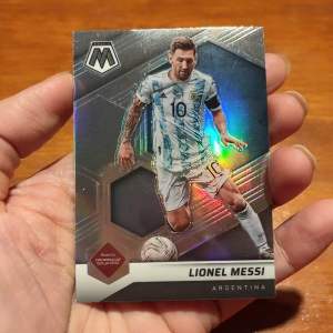 Lionel Messi ⚽️ อาร์เจนติน่า 🇦🇷 การ์สะสมฟุตบอล FIFA ⚽️ Panini Mosaic SILVER PRIZM CARD 🇦🇷 Argentina ⚽️ ทีมชาติ ฟุตบอลโลก ⚽️ บาร์เซโลน่า ⚽️ Barcelona 🇪🇸 สวยมาก NM